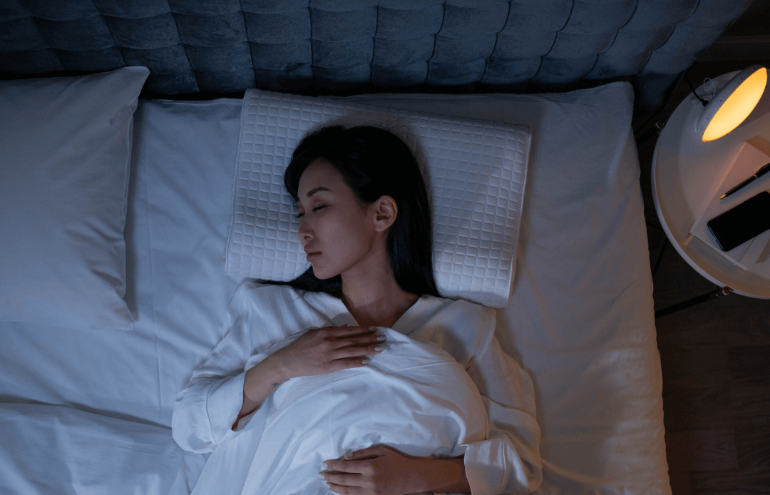 휴식하는 여성의 이미지